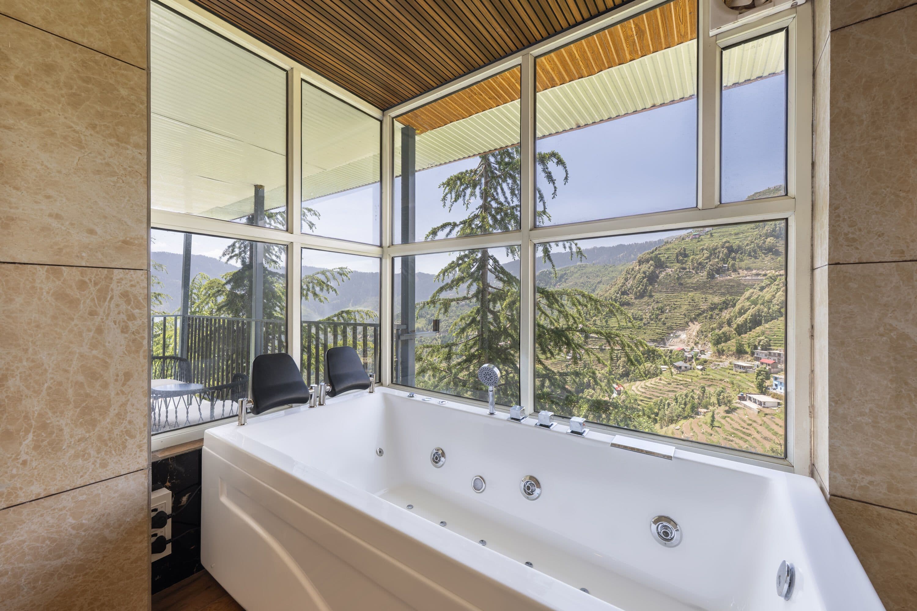 Premier Jacuzzi Room with Balcony -Dalhousie